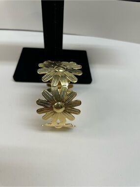 Fashion Daisy Bangle  Bracelet - Gold Toned